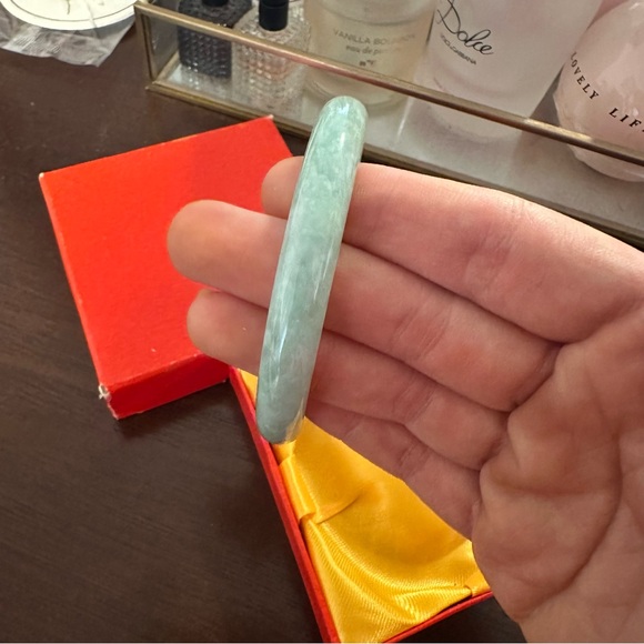 LIGHT GREEN JADE BANGLE - Picture 6 of 6